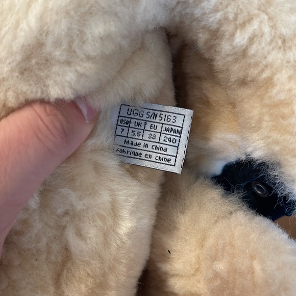 UGGS - Picture 5 of 7